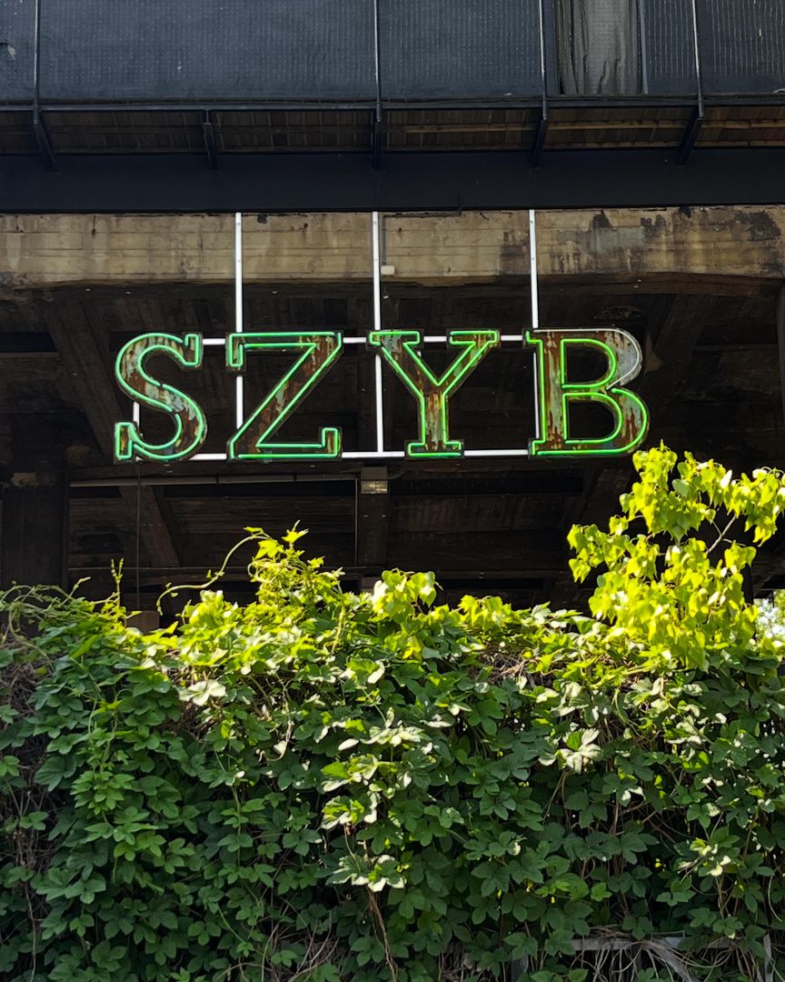 Neon Szyb na Bolko Loft w Bytomiu