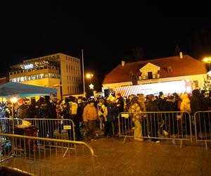 Ciężarówka Coca-cola w Białymstoku! Świąteczna atrakcja przyciągnęła tłumy mieszkańców na Rynek Kościuszki