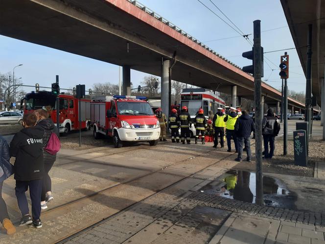 Groźny wypadek koło dworca Łódź Kaliska. Zderzenie osobówki z tramwajem ZDJĘCIA