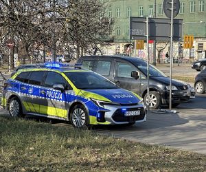 Kolizja zablokowała ruch na skrzyżowaniu. W rozpędzony radiowóz uderzył drugi samochód