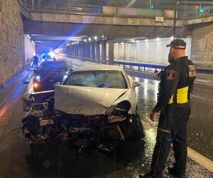 Warszawa: Porsche uderzyło w taksówkę. Kierowca i pasażerowie luksusowego samochodu uciekli 