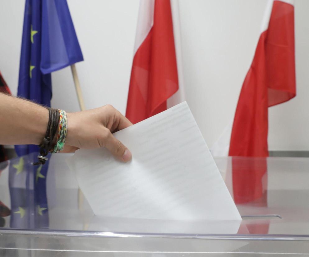 Wybory do Parlamentu Europejskiego 2024. Pijany mąż zaufania w komisji wyborczej w warmińsko-mazurskim