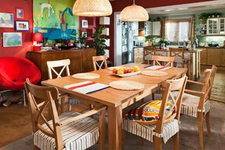 Najważniejszym meblem w jadalni jest drewniany stół, przy którym rodzina Boskich co wieczór zasiada do kolacji.