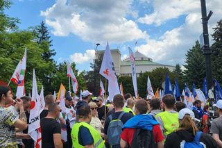 Protest hutników w Warszawie. Idą od Sejmu do Kancelarii Premiera