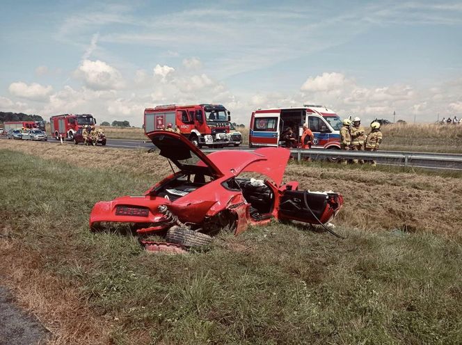 Porsche dachowało przy S19. Dwie osoby ranne