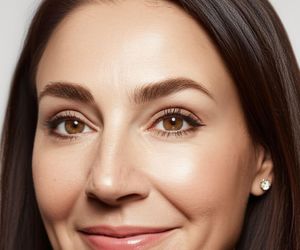 Najlepszy kolor eyelinera dla kobiet po 50-tce. Otwiera oko i maskuje opadającą powiekę. Kreski tym kolorem są lepsze niż czarne