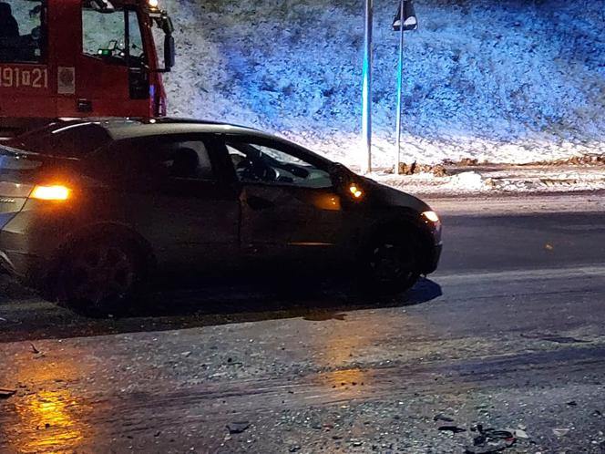 Tir uderzył w auta osobowe i autobus. To na Armii Krajowej w Starachowicach