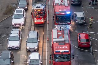 Duże utrudnienia na ul. Katowickiej w Świętochłowicach. Trwa interwencja straży pożarnej