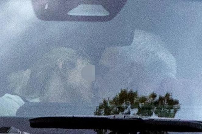 Tak Paweł Orleański całuje nieżonę!