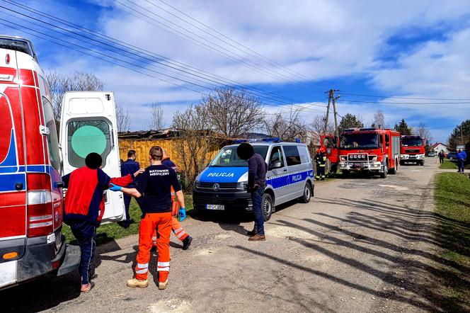 Katastrofa budowlana w Lusławicach. Starszy mężczyzna wyniesiony z domu przez policjanta i strażaka