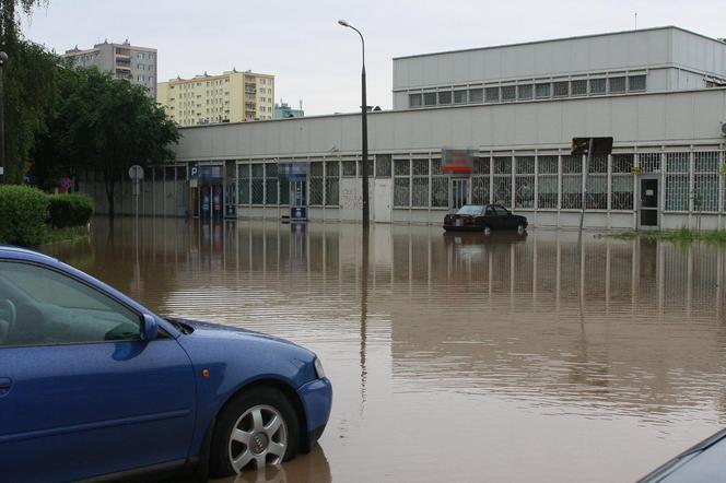 Wielka woda wdzierała się do domów. 14 lat temu Kraków i Małopolska walczyły z powodzią