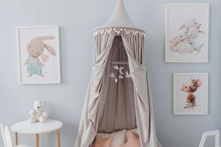 Baldachim może służyć jako urocze tippi w pokoju dziecięcym 