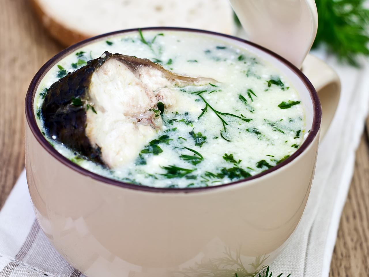 Biała zupa rybna - przepis na rogrzewające danie