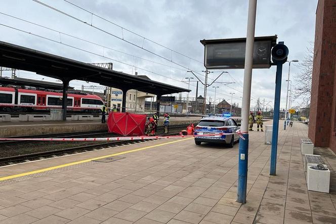 Tragedia na dworcu w Gnieźnie. Śmiertelne potrącenie mężczyzny. Pociąg zatrzymał się dopiero na następnej stacji