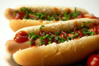 Najpierw jadano je w rękawiczkach. 10 zaskakujących faktów o Hot Dogach!