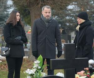 Pierwsza miłość, odcinek 3578: Pogrzeb Marcina skończy się dramatycznie! Na cmentarzu w Wadlewie pojawi się nieproszony gość - ZDJĘCIA