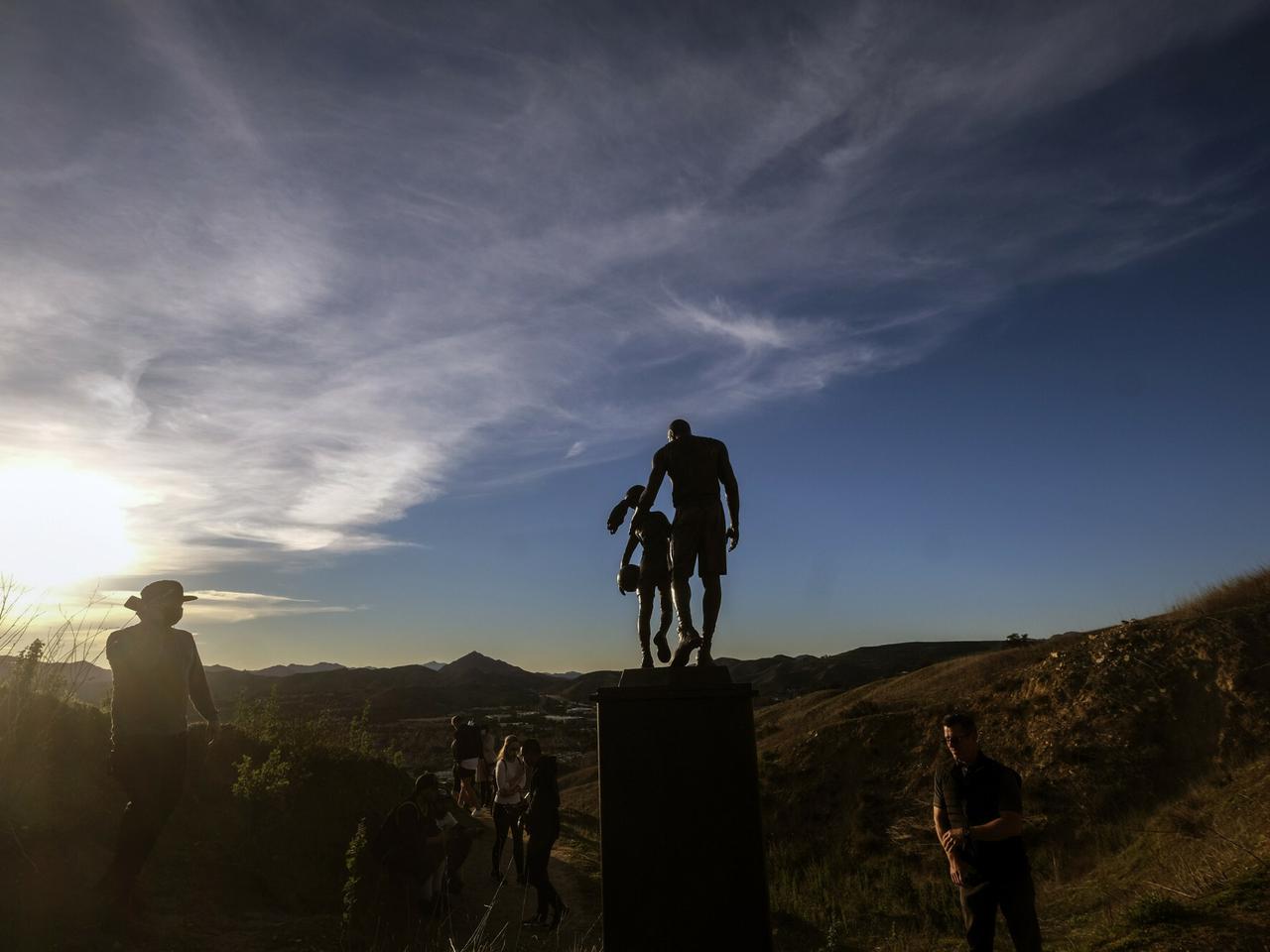 Kobe Bryant z córką Gigi na pomniku w miejscu katastrofy śmigłowca [ZDJĘCIA]