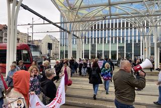 Blokada przystanku Piotrkowska Centrum przez strajkujących pracowników łódzkiego MOPS-u