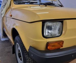 Wyjątkowy Maluch trafił do sprzedaży. To Fiat 126p z 1989 roku 