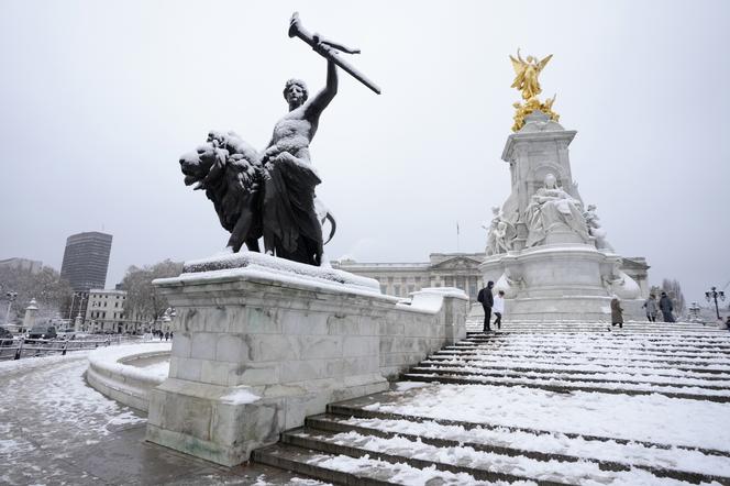 Pałac Buckingham podpalony! Płomienie w rezydencji rodziny królewskiej