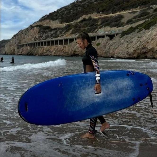 Lewandowska na surfingu