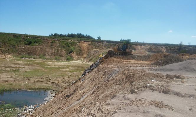 śmieci na terenie wyrobiska w Olszewicach