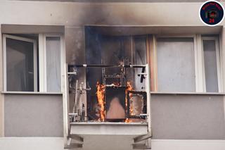 Pilna akcja strażaków w centrum Warszawy. Balkon płonął jak pochodnia