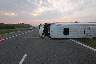 Wypadek na autostradzie A4. Czterech pasażerów busa trafiło do szpitala