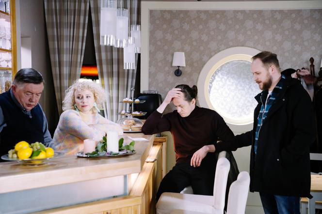 Na Wspólnej odc. 3296. Beata (Katarzyna Ptasińska), Paweł (Grzegorz Kwiecień), Emil (Piotr Ligienza), Włodek Zięba (Mieczysław Hryniewicz)