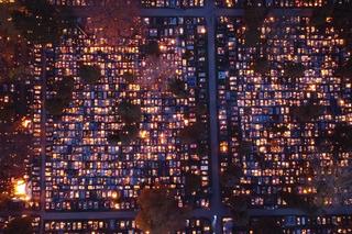 Cmentarz przy ul. Lipowej. Tak prezentuje się tuż po zmroku widziany z lotu ptaka!