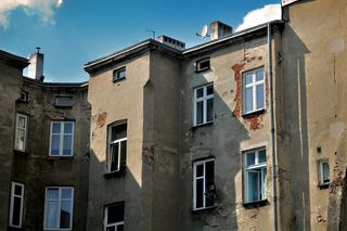 Życie ponad 5,5 mln Polaków jest zagrożone? Kolejka budynków do rozbiórki rośnie