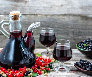 Przepis na nalewkę z czarnej porzeczki: jak zrobić smorodinówkę, królową nalewek?