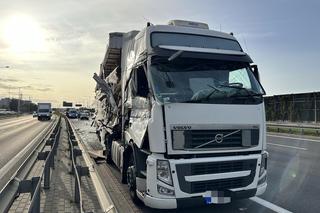 Ogromne korki na S8 w Warszawie. Po zderzeniu ciężarówek na ulicę wypadły butelki z wodą