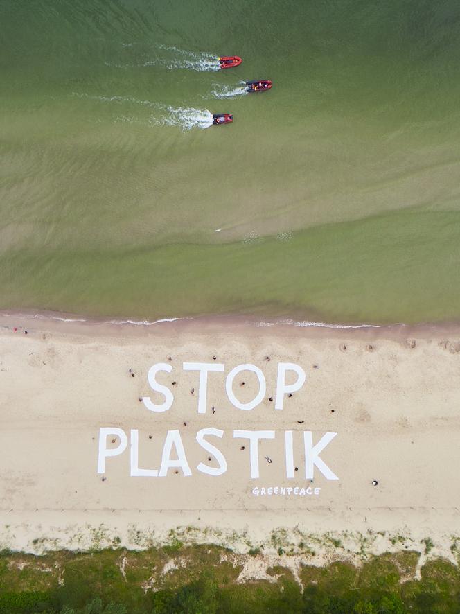 Wielki napis "Stop plastik" na plaży w Kołobrzegu