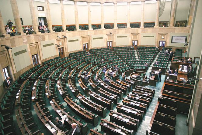 Posłowie uciekają na majówkę