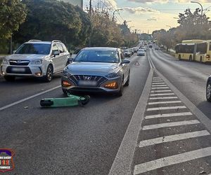 Tychy: 14-latka spowodowała wypadek drogowy jadąc na hulajnodze. Wpadła pod samochód