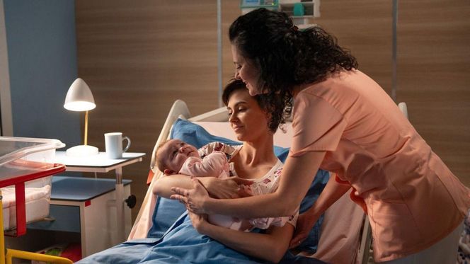 Na dobre i na złe odc. 959 finał sezonu. Blanka (Pola Gonciarz), jej córka Nina (Michalina Grot), pielęgniarka Asia (Joanna Pach-Żbikowska)