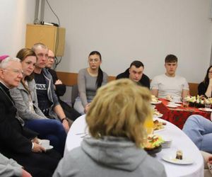 Abp Jędraszewski na spotkaniu z powodzianami 