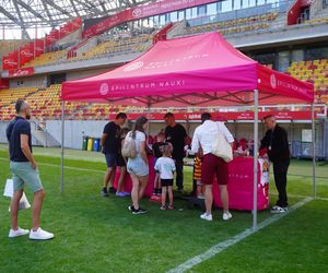 Pożegnianie Murawy na Chorten Arenie. Jagiellonia Białystok rozdaje boisko swoim kibicom