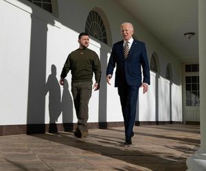 Tak Zełenski prezentuje się na salonach. Wszystkie stroje prezydenta Ukrainy