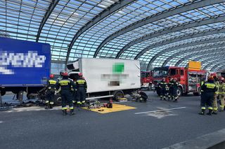  Karambol na S8 w Warszawie. 4 ciężarówki rozbite, jedna osoba zakleszczona