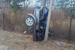 Jechali motocyklem z koszem. Uderzyli w betonowy słup. Pilna akcja służb