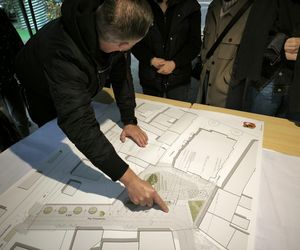 Dwie koncepcje modernizacji Placu Powstańców. Gorąca dyskusja o parkingach i zieleni