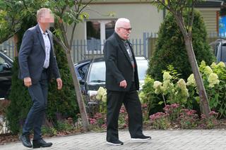 Pobożny Lech Wałęsa w kościele. Naprawdę zadał szyku, młodzieżowa fryzura