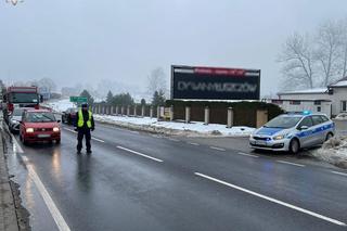 Potężny pożar w miejscowości Łuszczów Pierwszy. Droga w tym miejscu była nieprzejezdna 