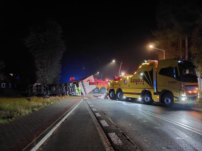 Potworna kraksa skody z tirem. Nie żyje kierowca osobówki