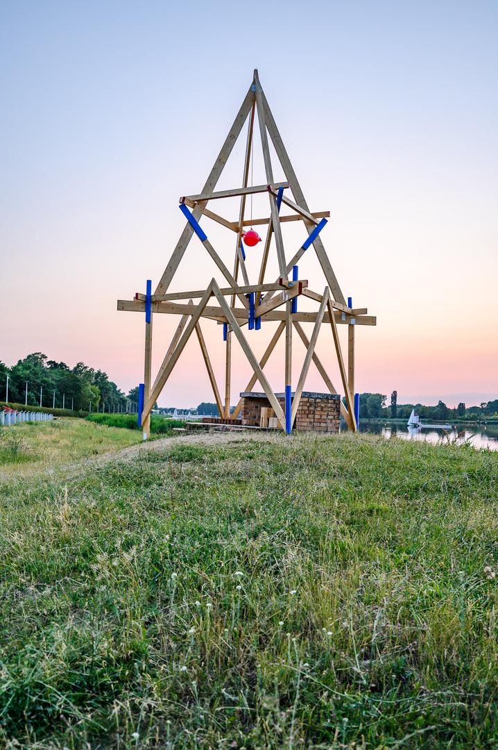 Warsztaty Mood for wood 2023 w Poznaniu – projekt „Boja, Bólya, Bója, Bóje” grupy prowadzonej przez Mátyása Molnára i pracownię KOSMOS