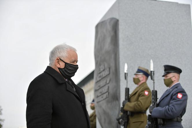 Jarosław Kaczyński podczas uroczystości złożenia kwiatów pod pomnikiem Ofiar katastrofy smoleńskiej, na pl. Piłsudskiego w Warszawie