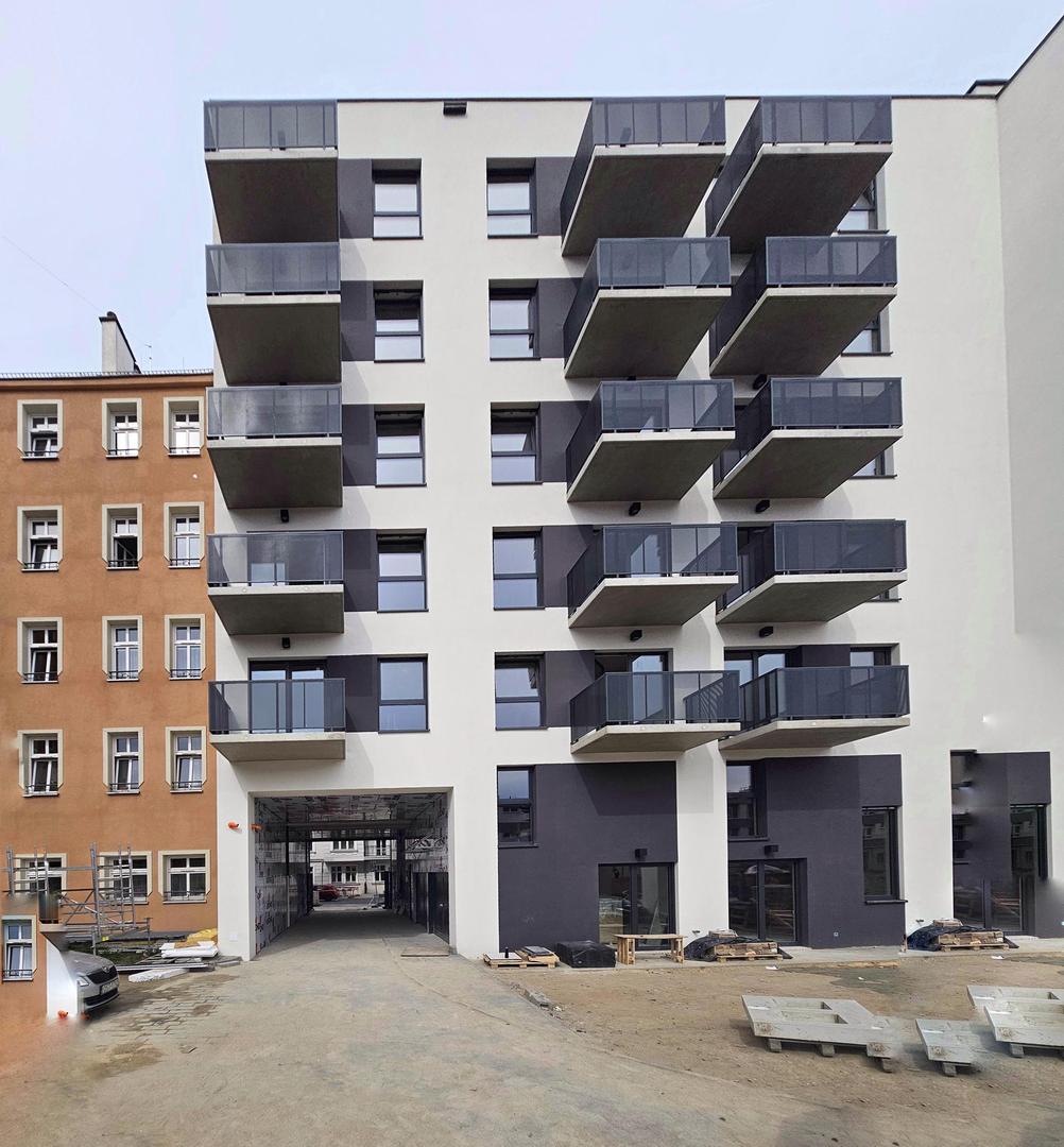 Nowa Kurkowa we Wrocławiu - zdjęcia elewacji i wnętrz budynku w trakcie prac wykończeniowych
