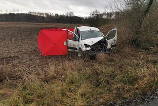 Dramat na drodze. Po dachowaniu auta nie żyje pasażerka. Kierowca trafił do szpitala 